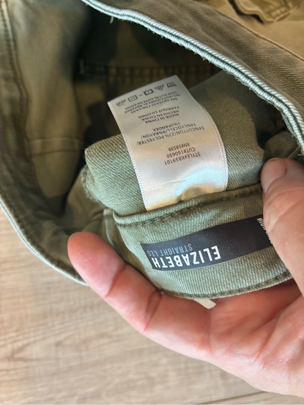 Kut from the Kloth Elizabeth straight leg crop Cargo Pants in Olive 14 autumn - Picture 3 of 8